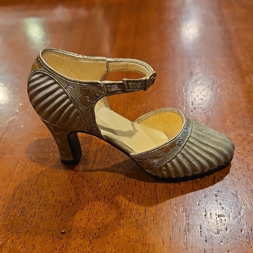 Just The Right Shoe SUNRAY #25097 by Raine